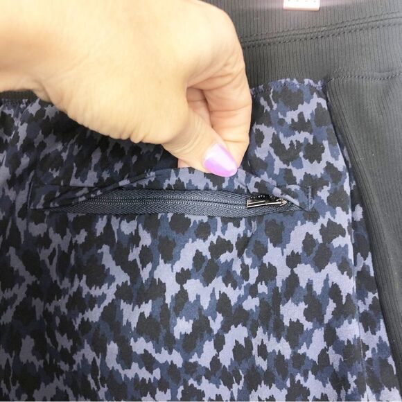 ATHLETA | Brooklyn Printed Shorts Blue & Navy Side Stripes Women’s Size 10 - Picture 11 of 12